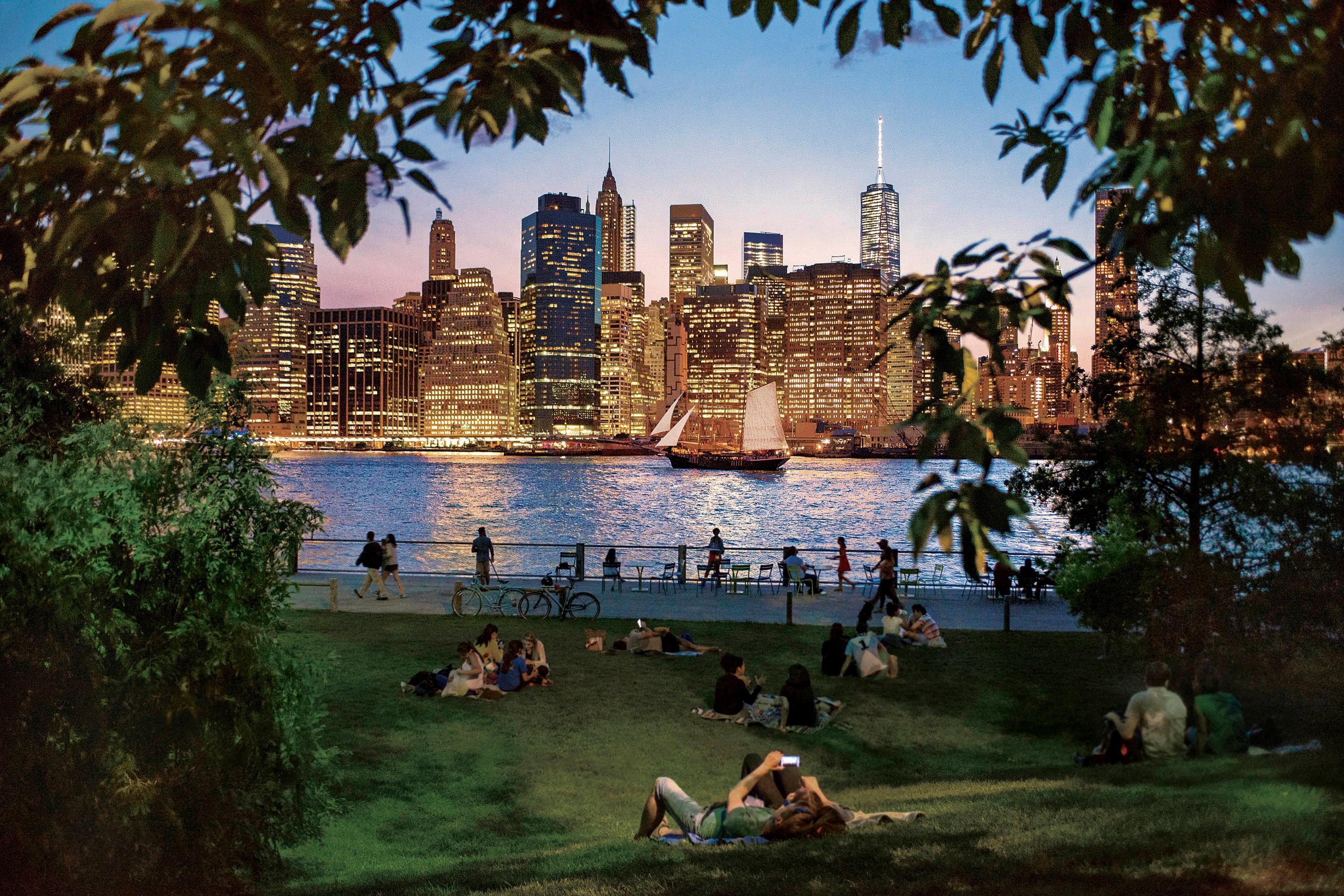 Skyline view of Manhattan from Brooklyn Bridge Park