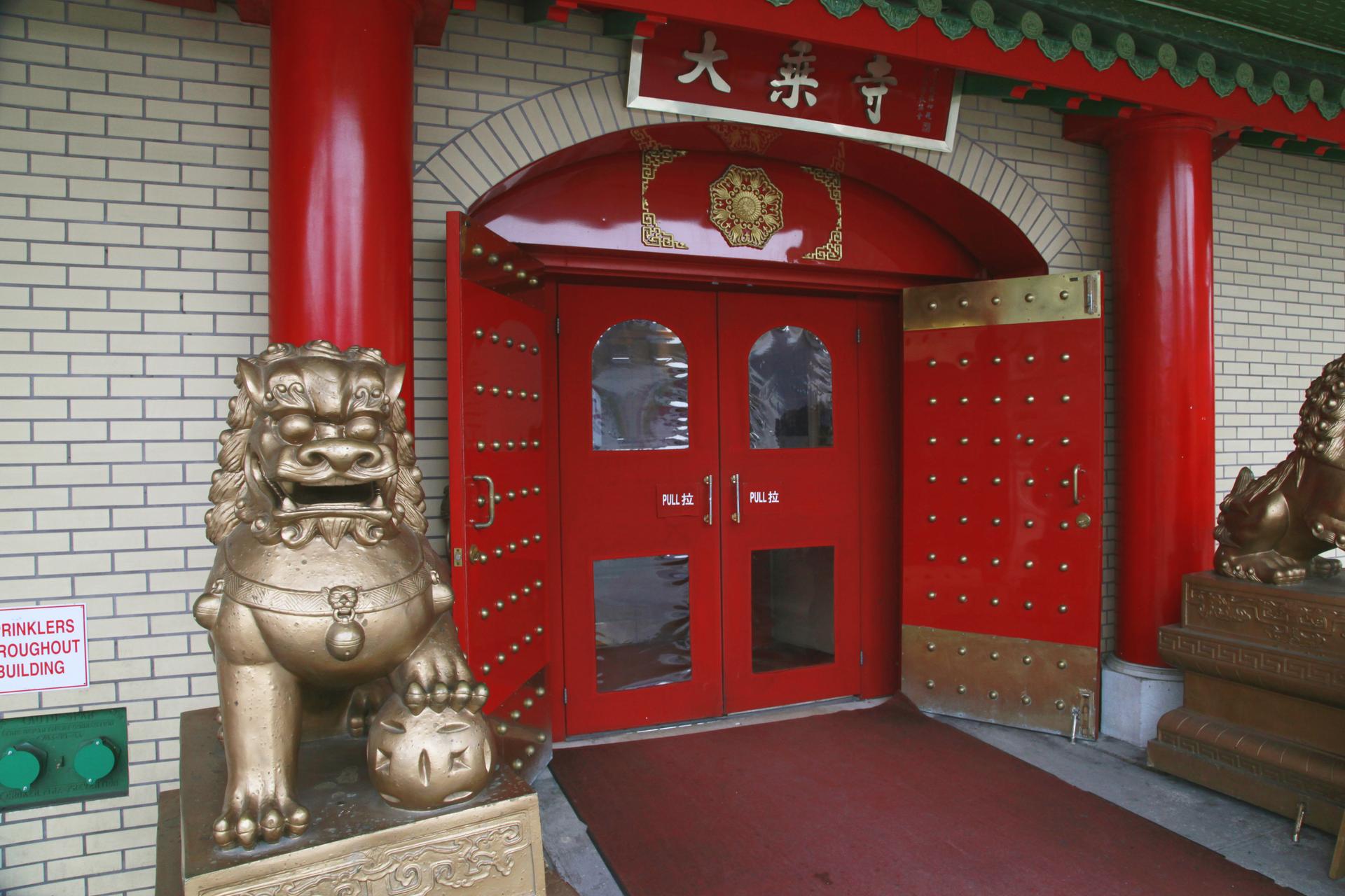 Mahayana Buddhist Temple, entrance
