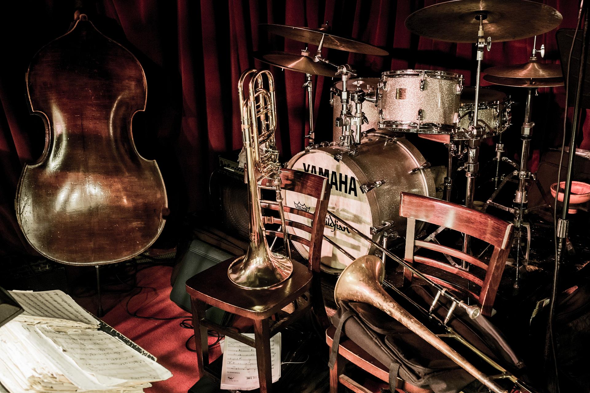 a bunch of musical instruments sitting next to each other.