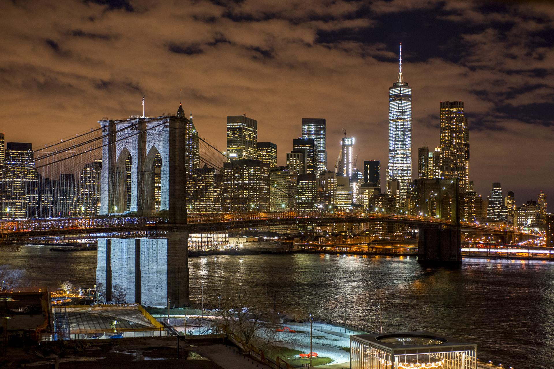 Brooklyn Bridge and Manhattan skyline at night